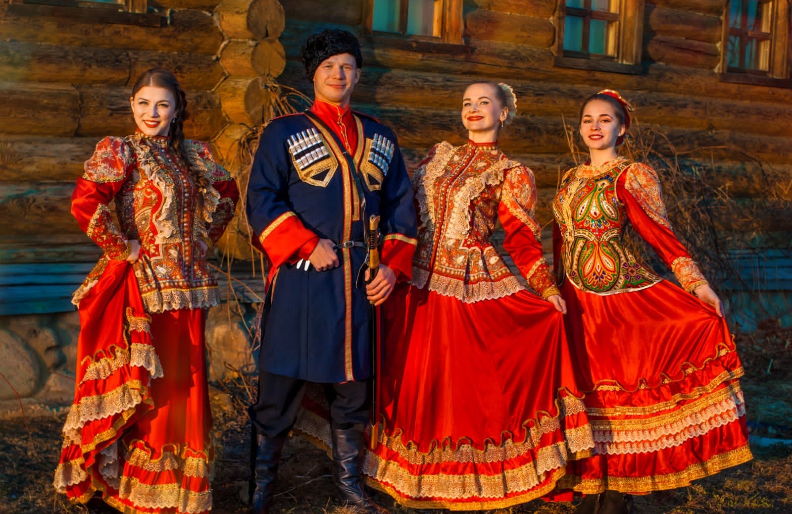 Казачий хор в красных костюмах